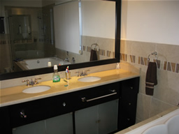 3 Floor Bar Building for sale in Parque Lleras photo 11